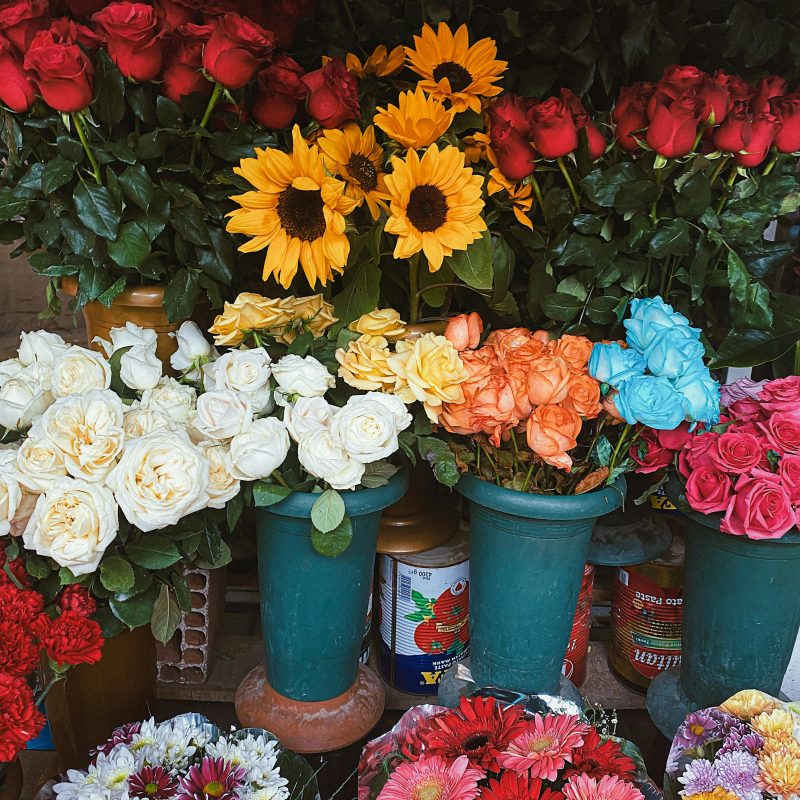 Foto de Hande Yavuz: https://www.pexels.com/es-es/foto/flores-hojas-ramo-de-flores-mercado-14743026/